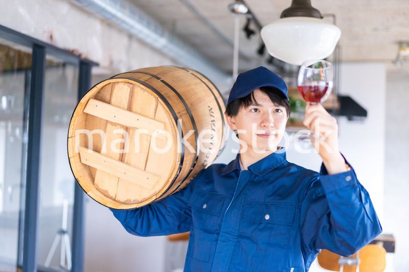 こだわりのワインを生産する男性