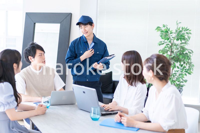 エンジニアと打ち合わせをするビジネスパーソン