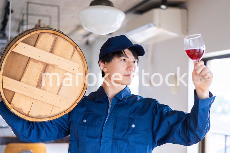 こだわりのワインを生産する男性