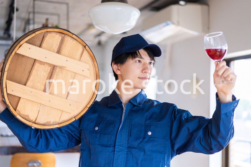 こだわりのワインを生産する男性