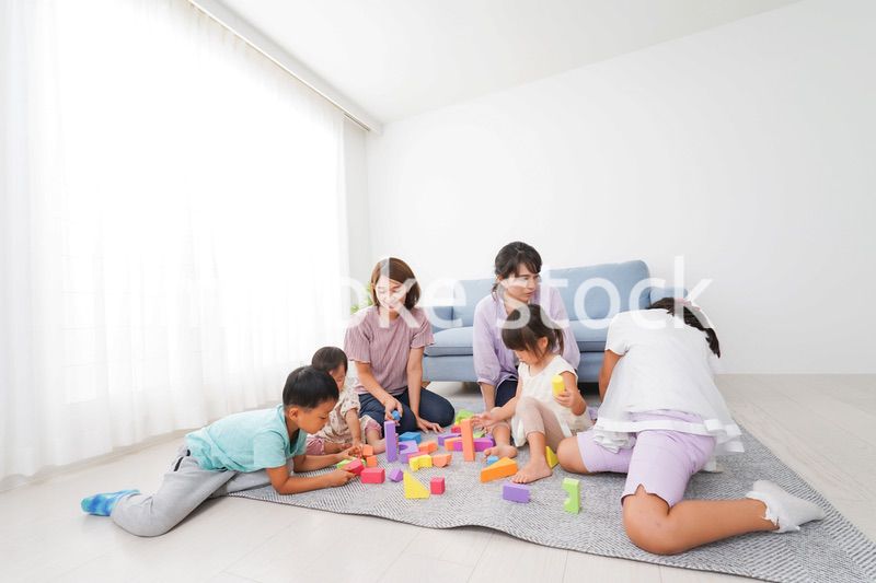 ママ友と遊ぶ子どもたち