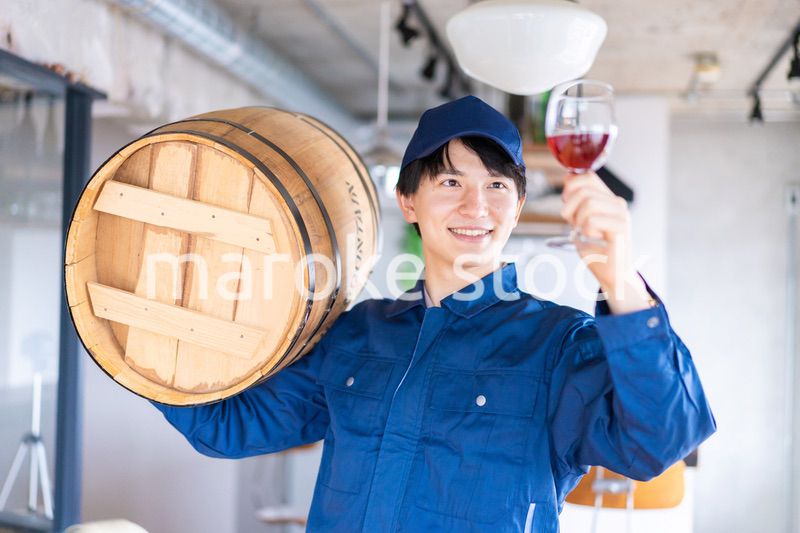 こだわりのワインを生産する男性