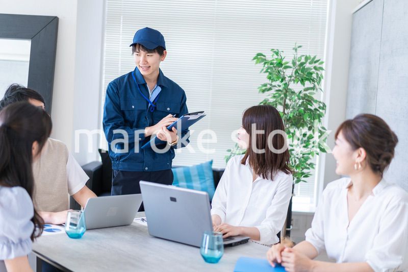 エンジニアと打ち合わせをするビジネスパーソン