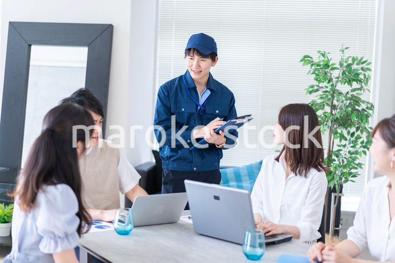 エンジニアと打ち合わせをするビジネスパーソン