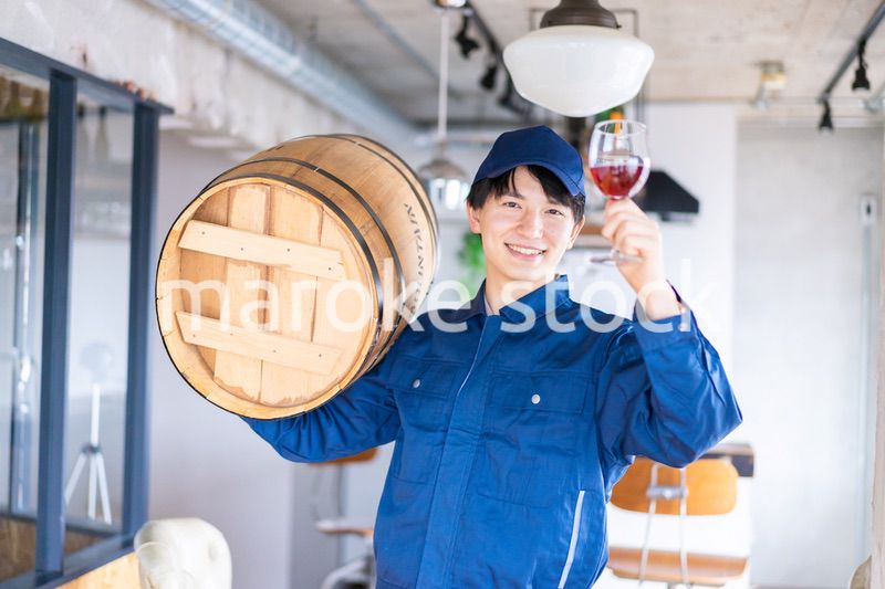 こだわりのワインを生産する男性