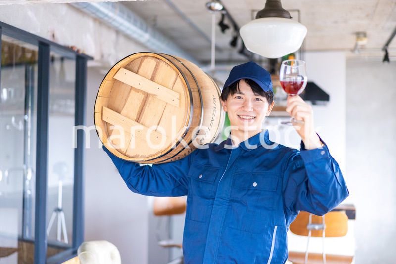 こだわりのワインを生産する男性