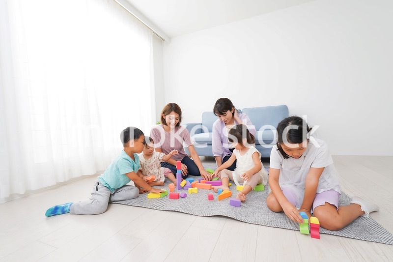 ママ友と遊ぶ子どもたち