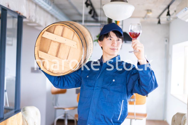 こだわりのワインを生産する男性