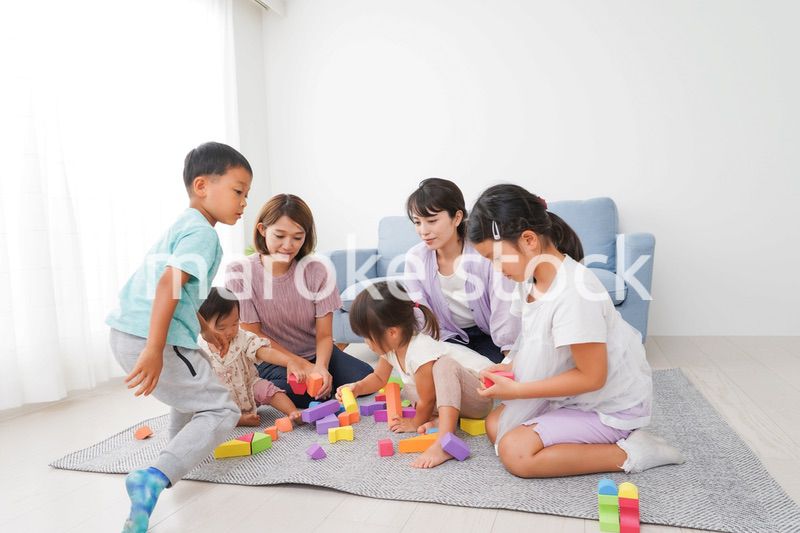 ママ友と遊ぶ子どもたち