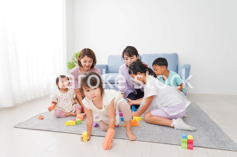 ママ友と遊ぶ子どもたち