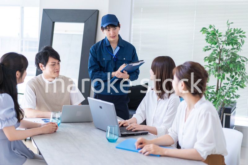 エンジニアと打ち合わせをするビジネスパーソン