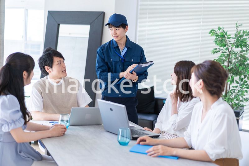 エンジニアと打ち合わせをするビジネスパーソン