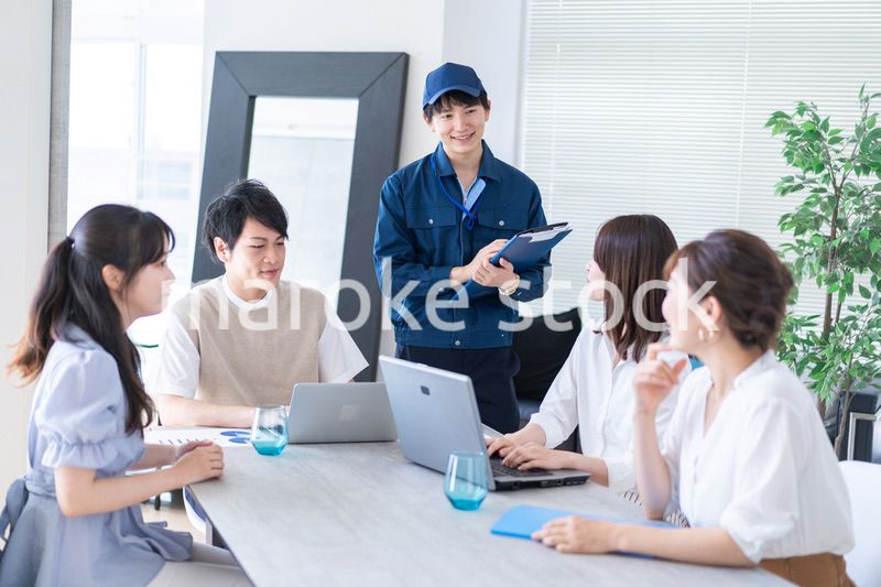 エンジニアと打ち合わせをするビジネスパーソン