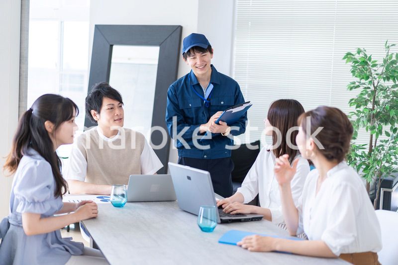 エンジニアと打ち合わせをするビジネスパーソン