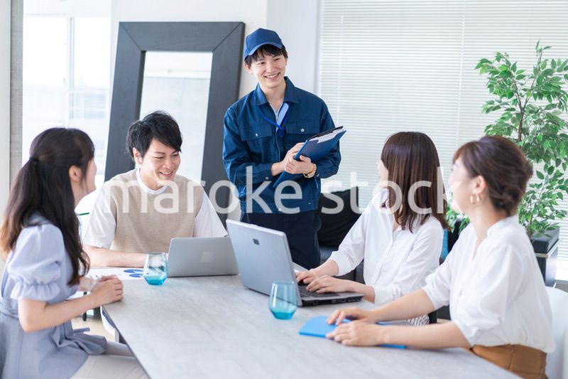 エンジニアと打ち合わせをするビジネスパーソン