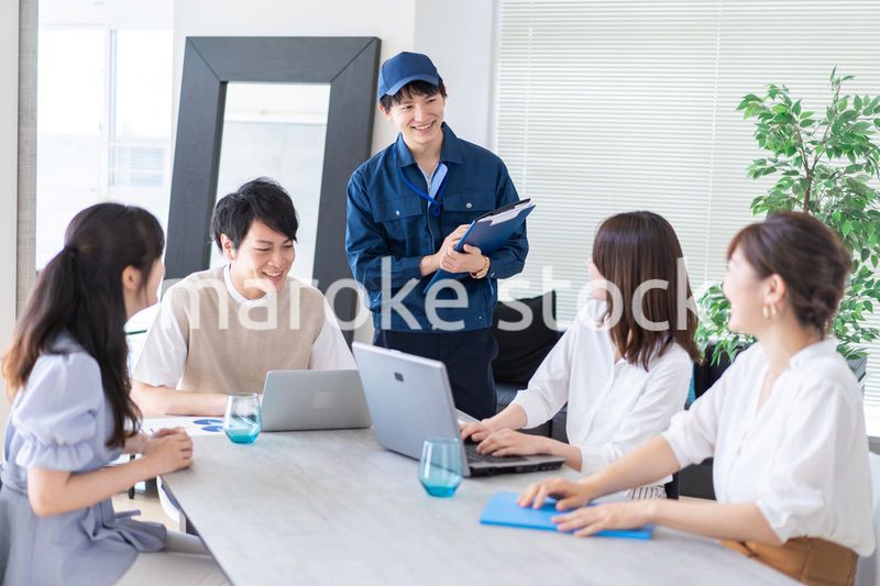 明るいオフィスで働くビジネスパーソン