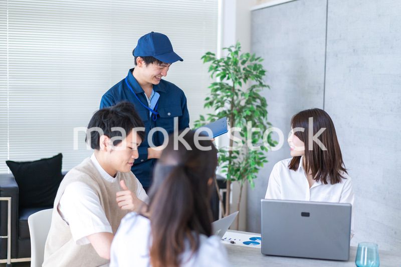 エンジニアと打ち合わせをするビジネスパーソン