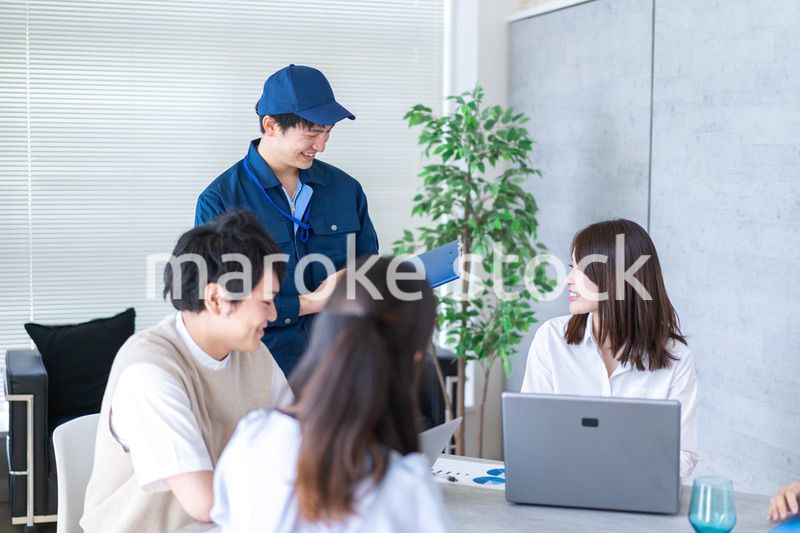 エンジニアと打ち合わせをするビジネスパーソン