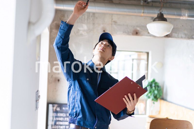 エアコンの点検をする若い作業員