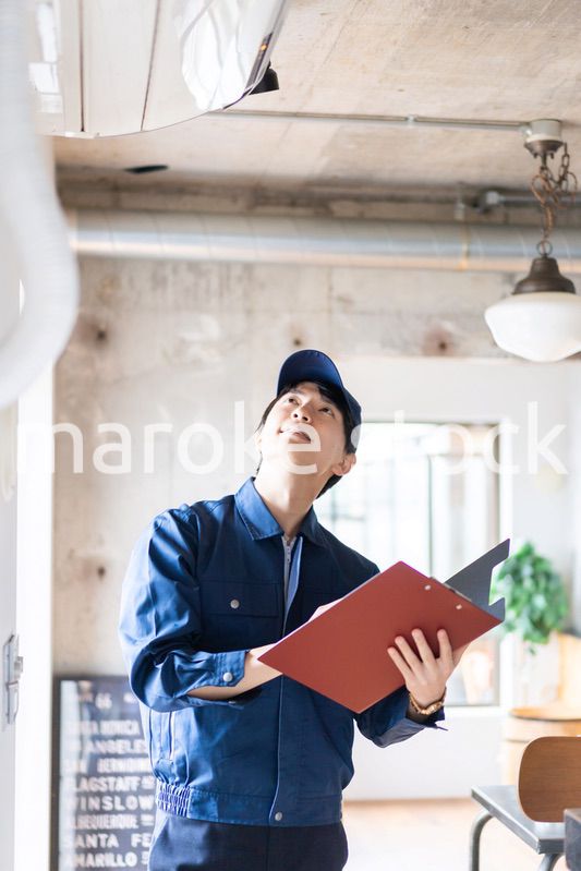 エアコンの点検をする若い作業員