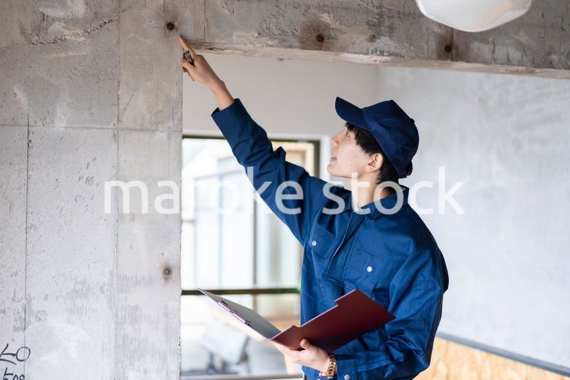 コンクリートの点検をする若い作業員