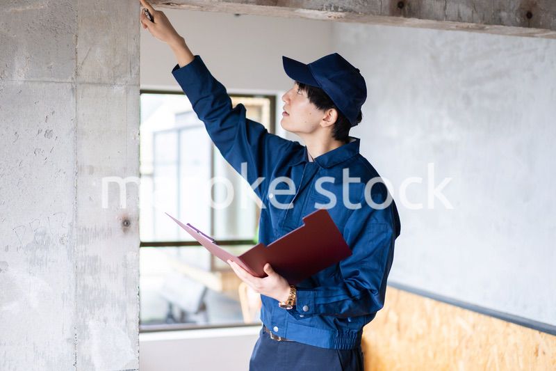 コンクリートの点検をする若い作業員