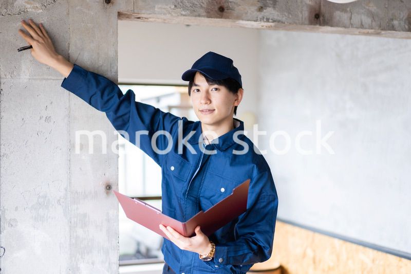 コンクリートの点検をする若い作業員