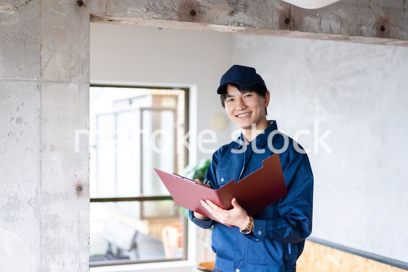 コンクリートの点検をする若い作業員