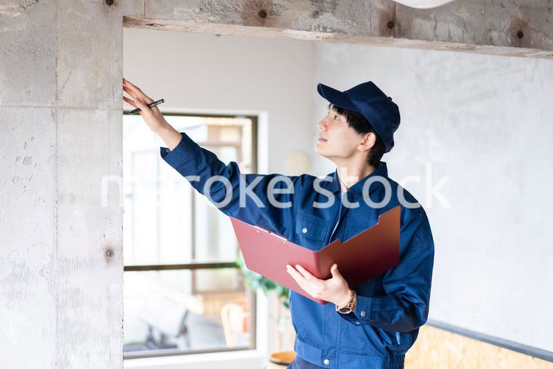 コンクリートの点検をする若い作業員