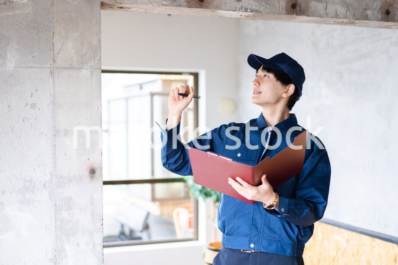 コンクリートの点検をする若い作業員