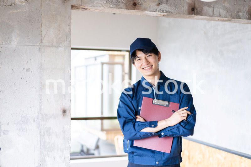 コンクリートの点検をする若い作業員