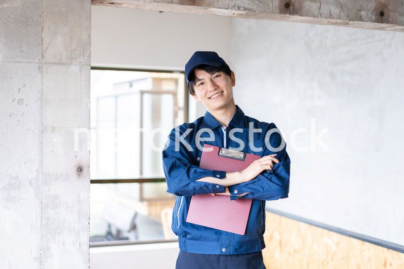 コンクリートの点検をする若い作業員