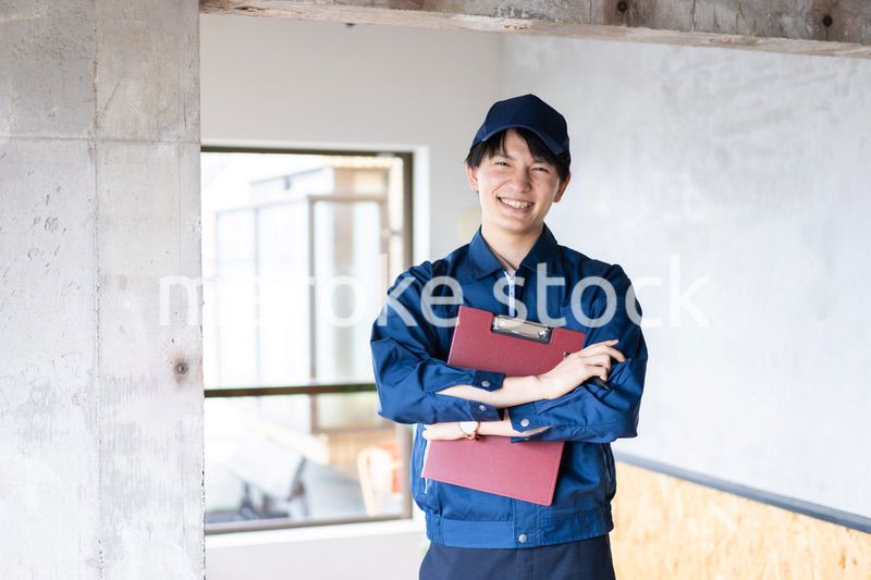 コンクリートの点検をする若い作業員