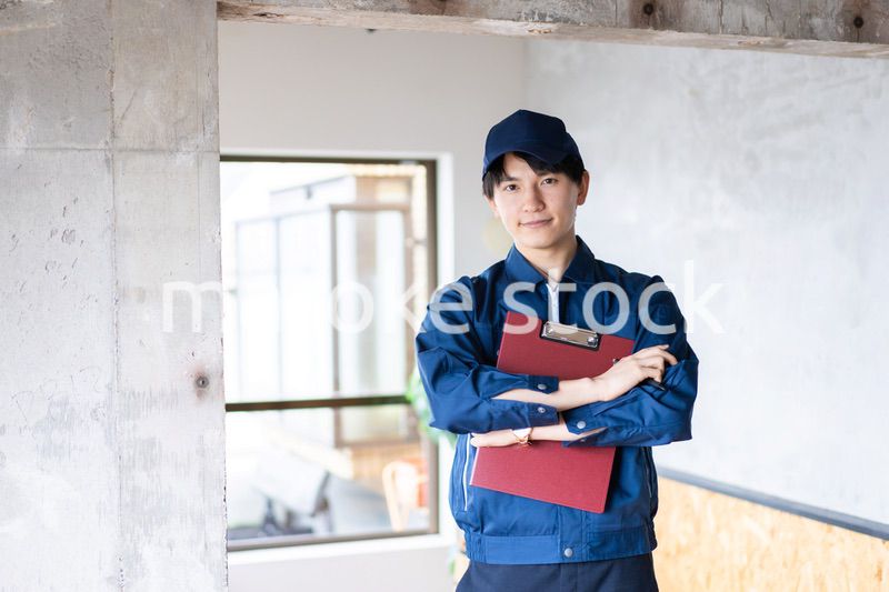 コンクリートの点検をする若い作業員