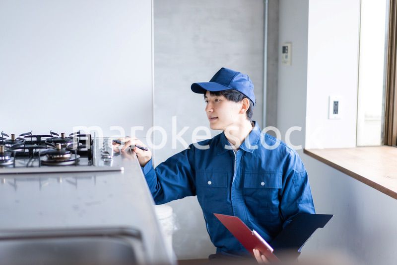 ガスの点検をする男性の作業員