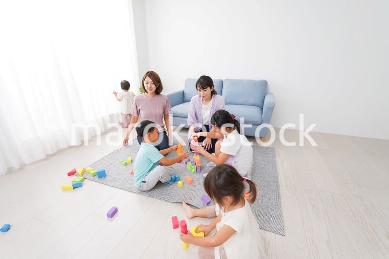 ママ友と遊ぶ子どもたち