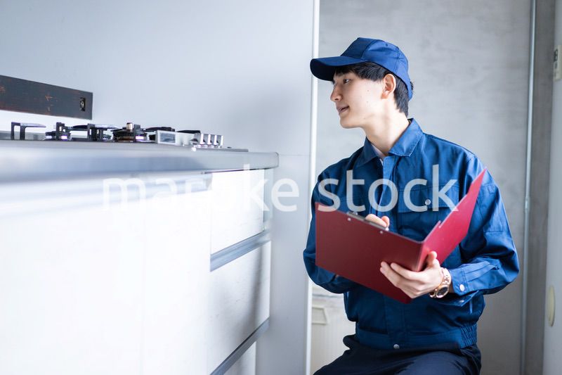 ガスの点検をする男性の作業員