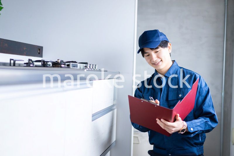 ガスの点検をする男性の作業員