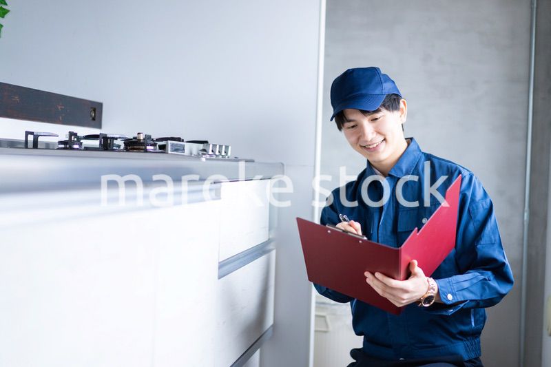 ガスの点検をする男性の作業員