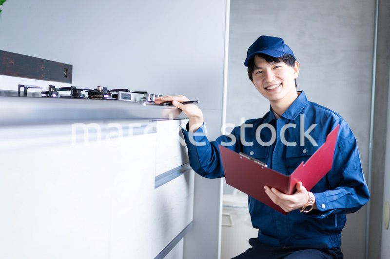 ガスの点検をする男性の作業員