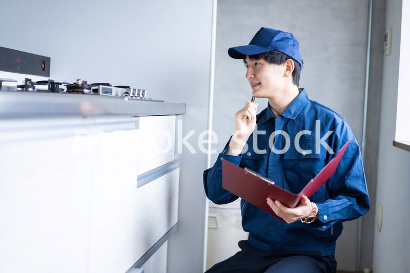 ガスの点検をする男性の作業員