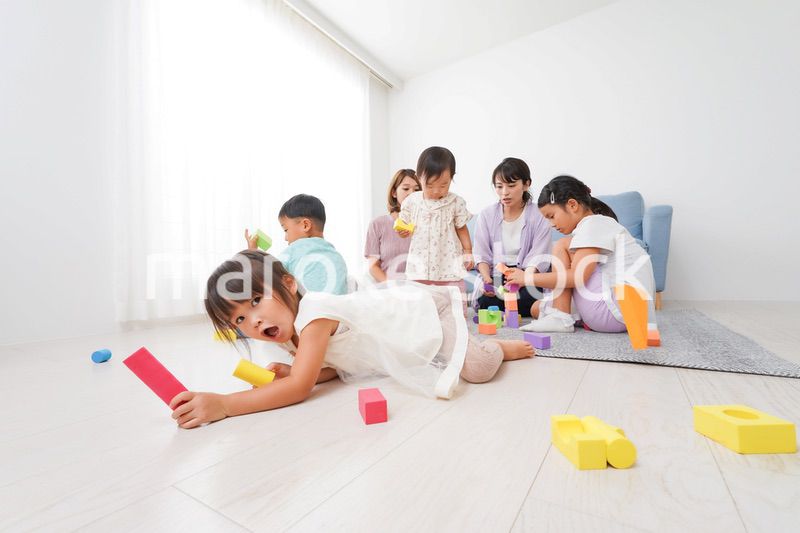 ママ友と遊ぶ子どもたち