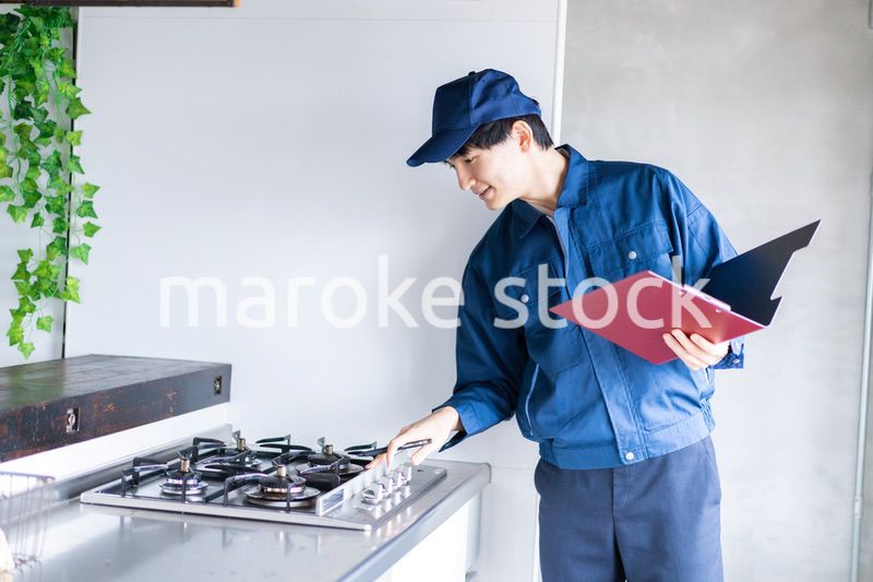 ガスの点検をする男性の作業員