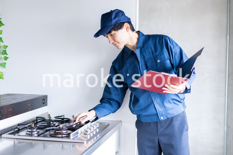 ガスの点検をする男性の作業員
