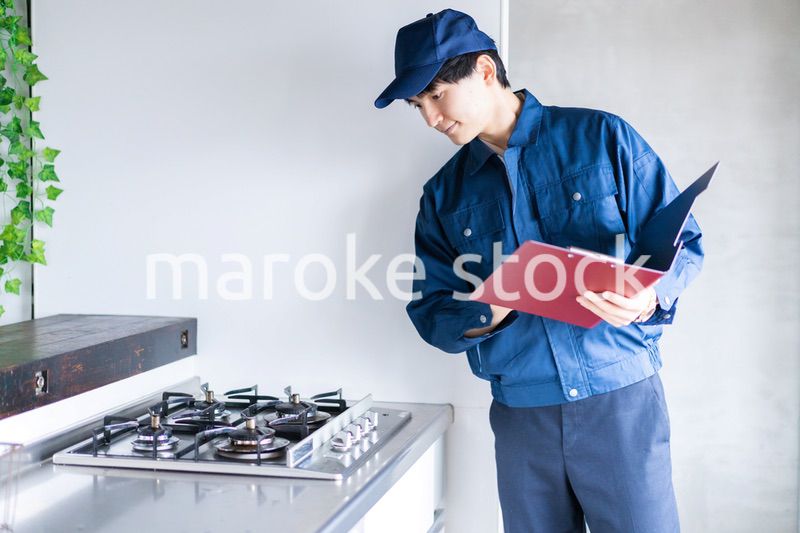 ガスの点検をする男性の作業員