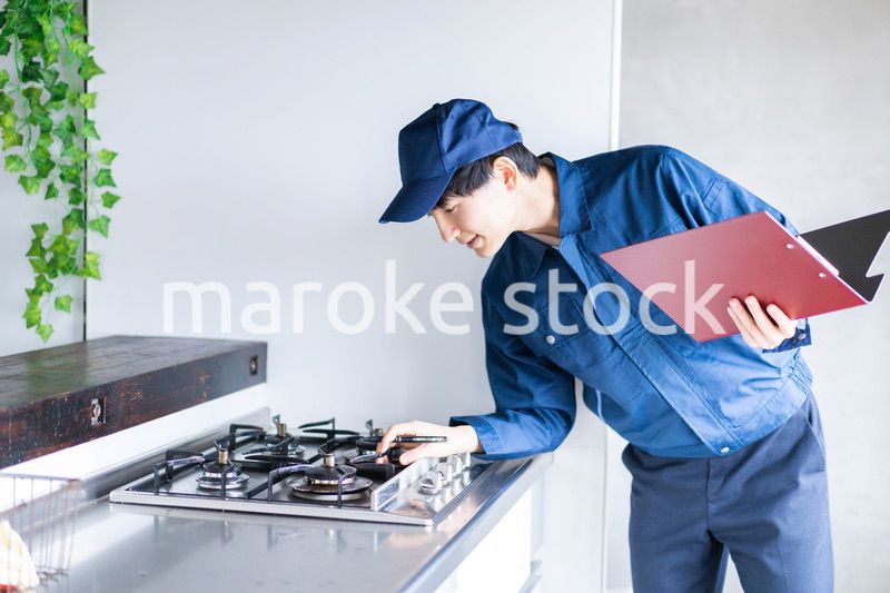 ガスの点検をする男性の作業員