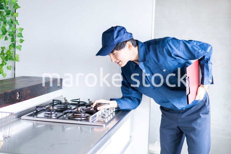 ガスの点検をする男性の作業員