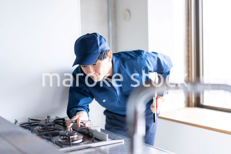 ガスの点検をする男性の作業員
