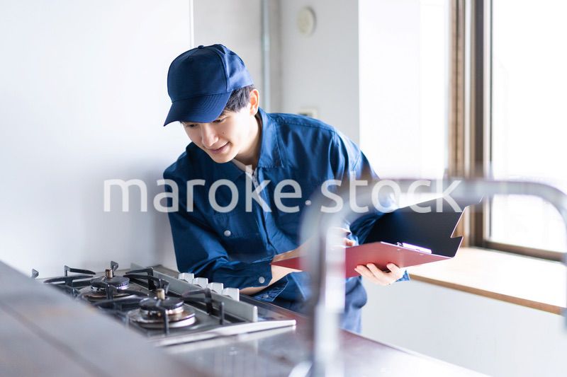 ガスの点検をする男性の作業員