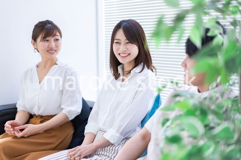 職場で楽しく話す若手会社員